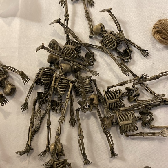 12 Pcs Grey Mini Skeleton Figurines - Picture 3 of 4